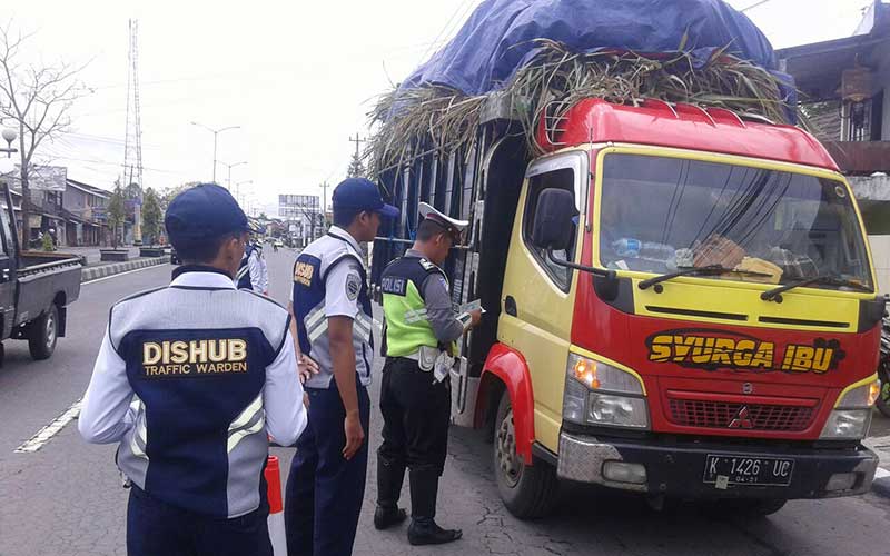 Kegiatan Wastib Gabungan dengan Polres Magelang di Jalan Raya Blabak Kab Magelang
