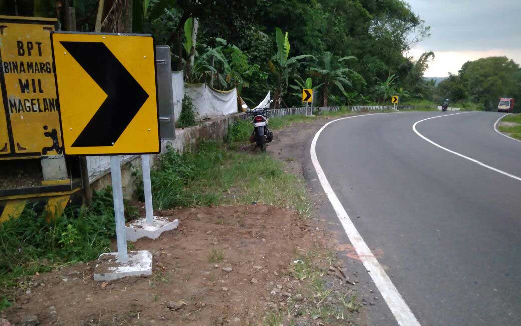 Pemasangan Rambu Cevron di Tikungan Margoyoso Ruas Jalan Propinsi Magelang - Purworejo